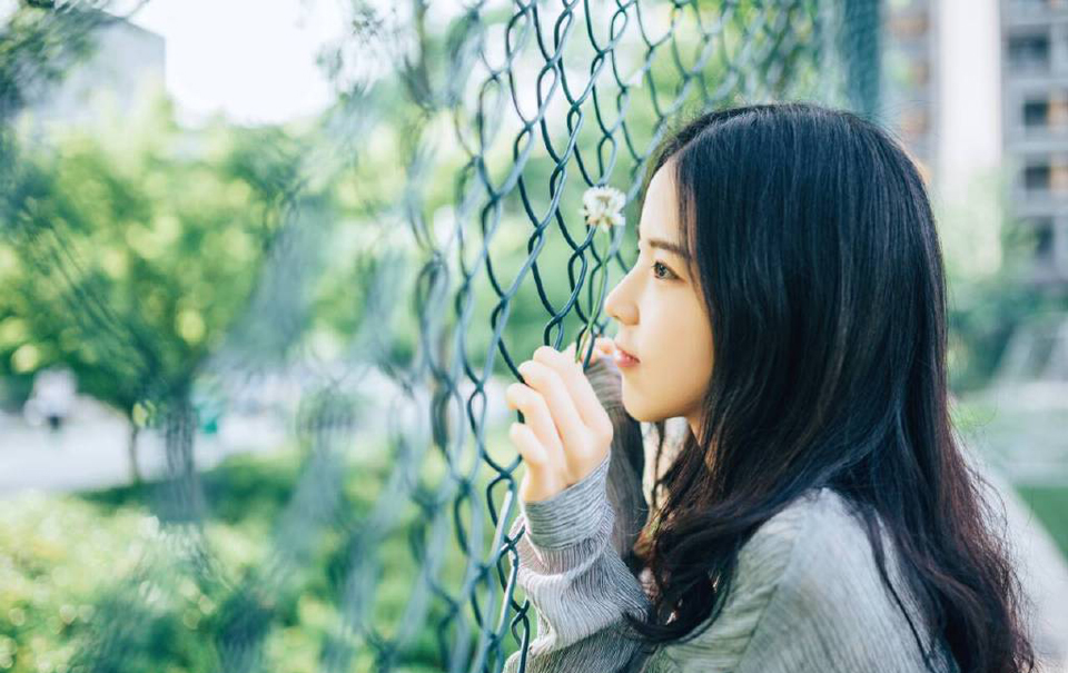 顿时，两名亲卫上前，直接将庞统双手反剪。